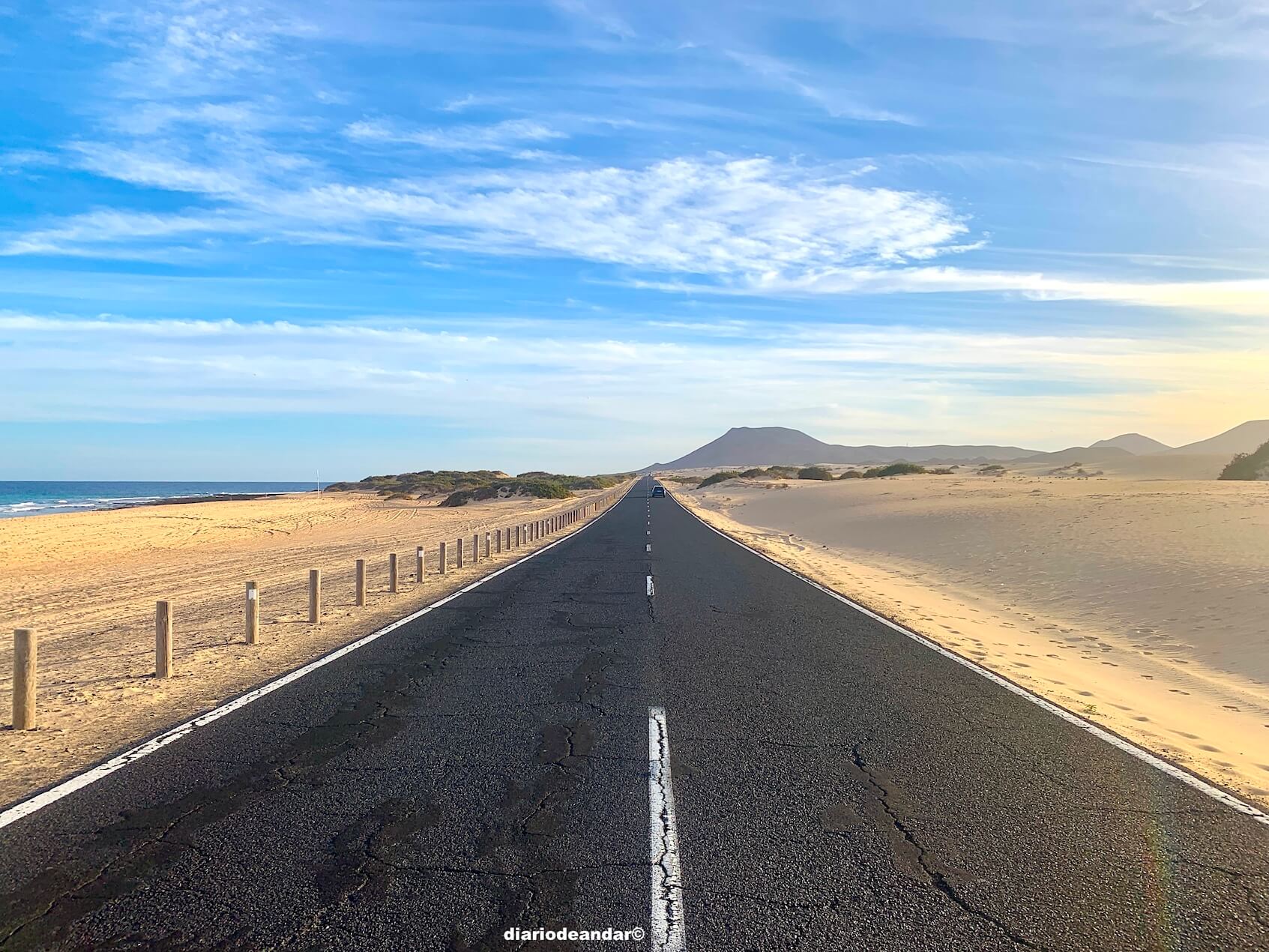 Carretera que atraviesa las dunas de Corralejo en Fuerteventura