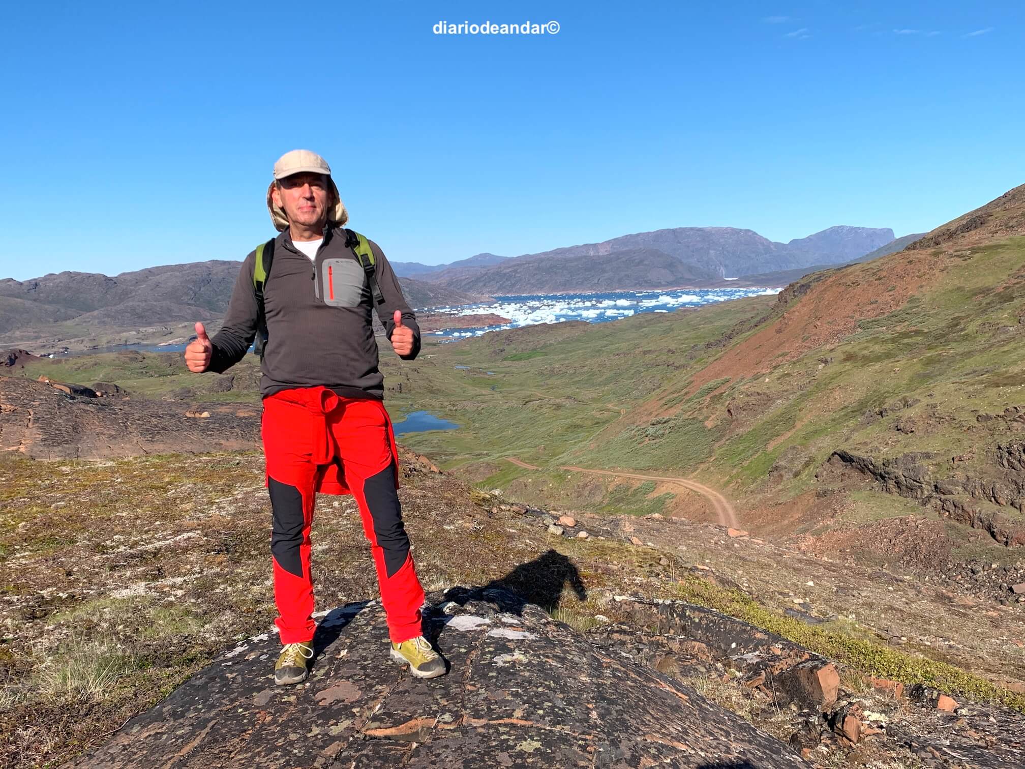 Navegando con kayak entre icebergs