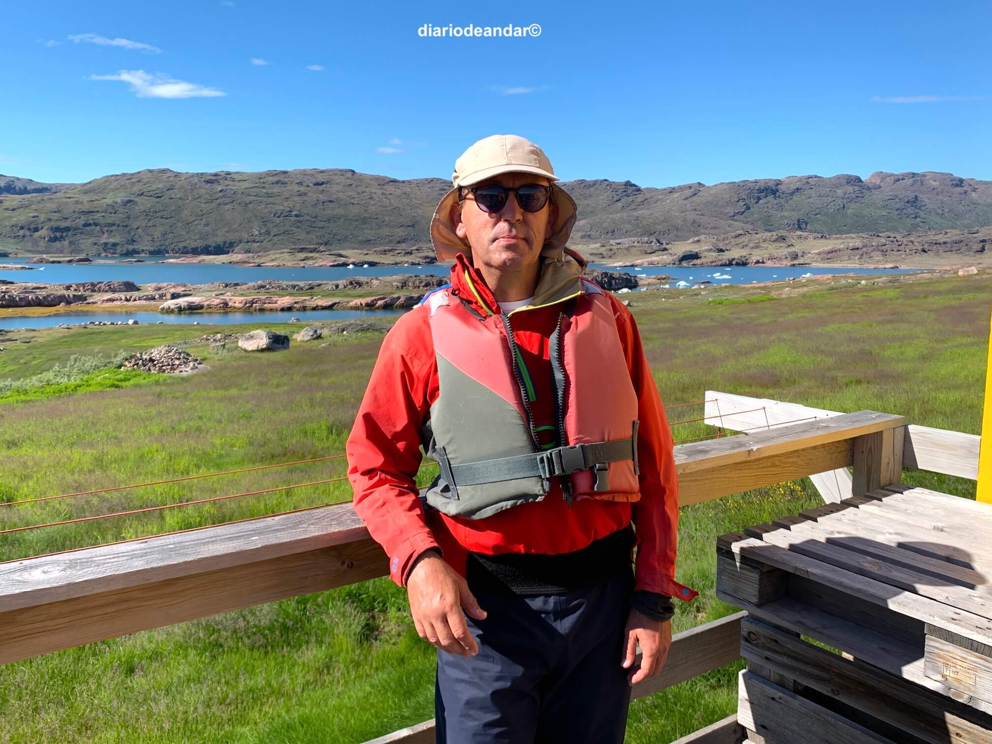 Navegando con kayak entre icebergs