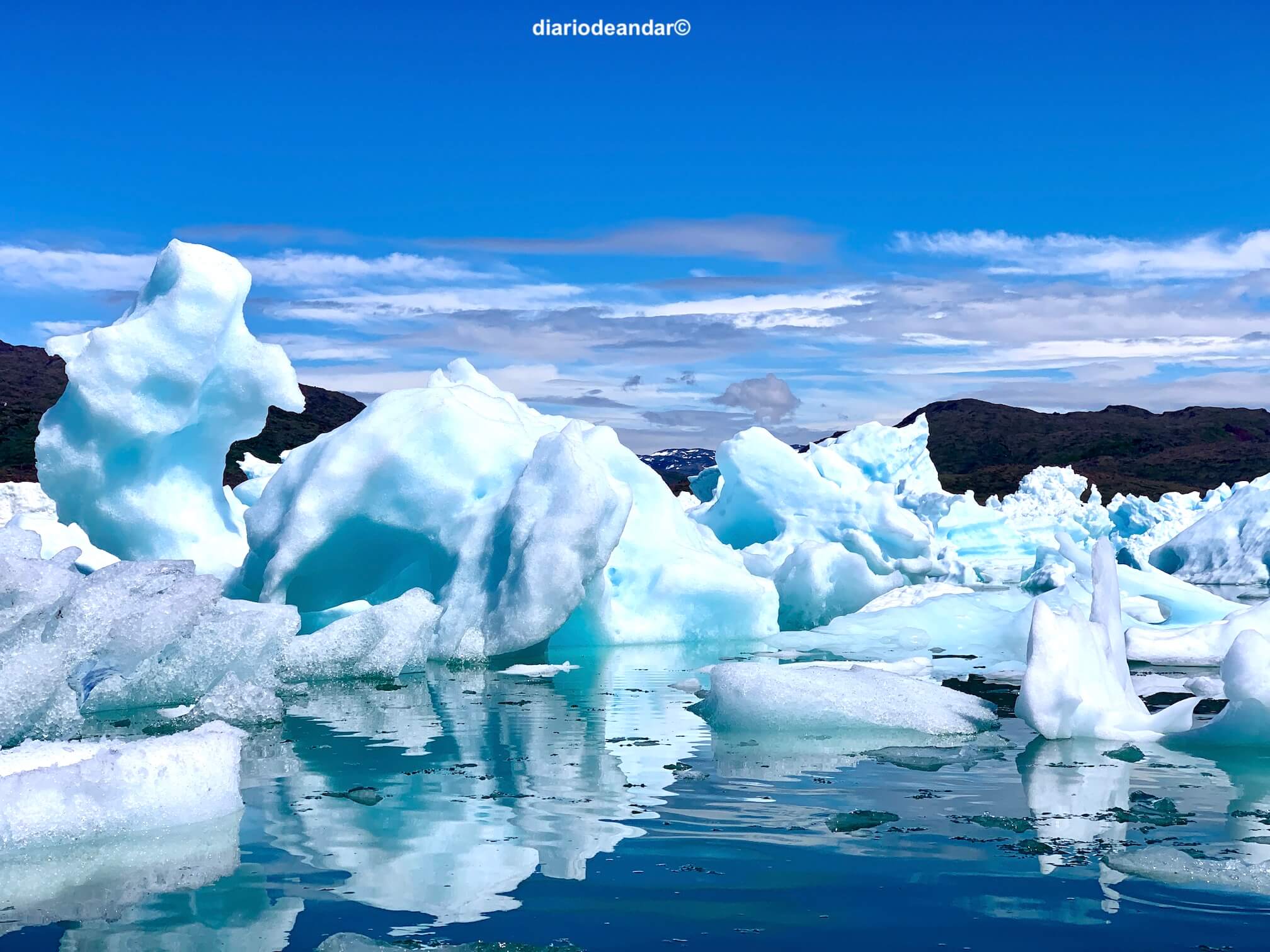 Navegando con kayak entre icebergs