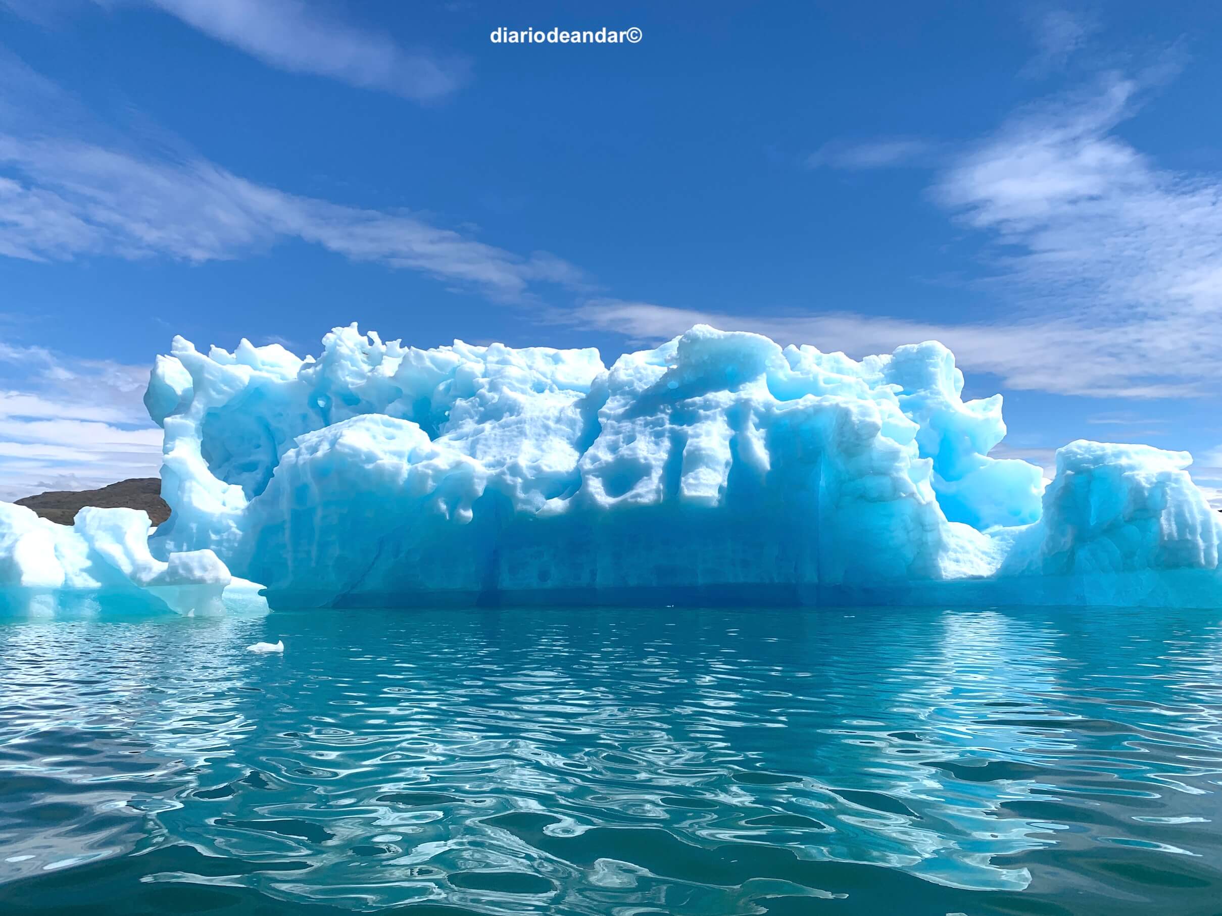 Navegando con kayak entre icebergs