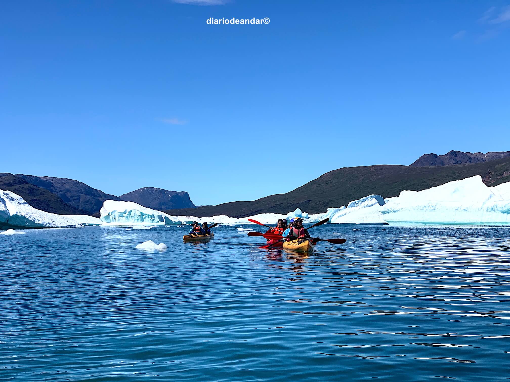 Navegando con kayak entre icebergs