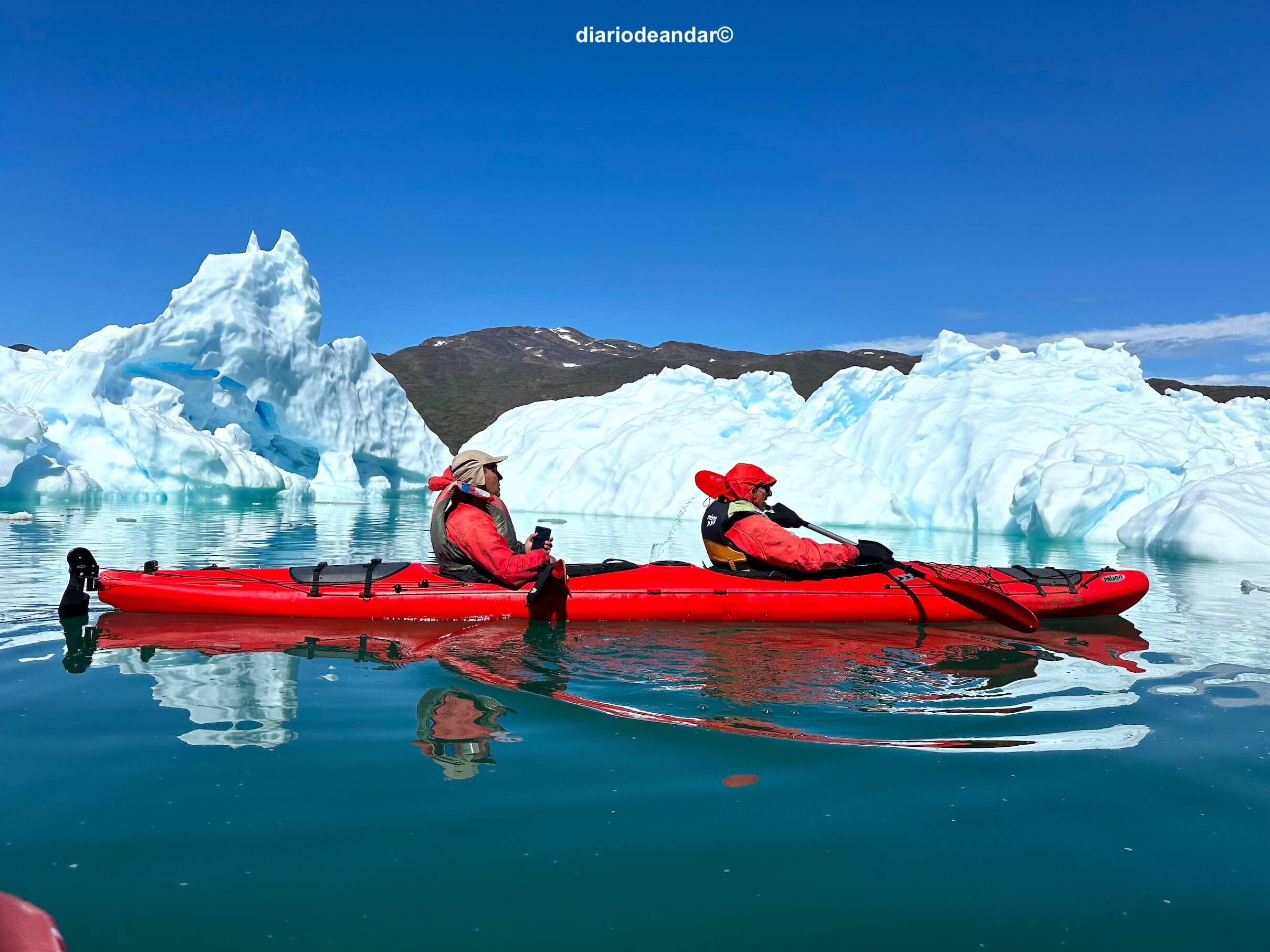 Navegando con kayak entre icebergs