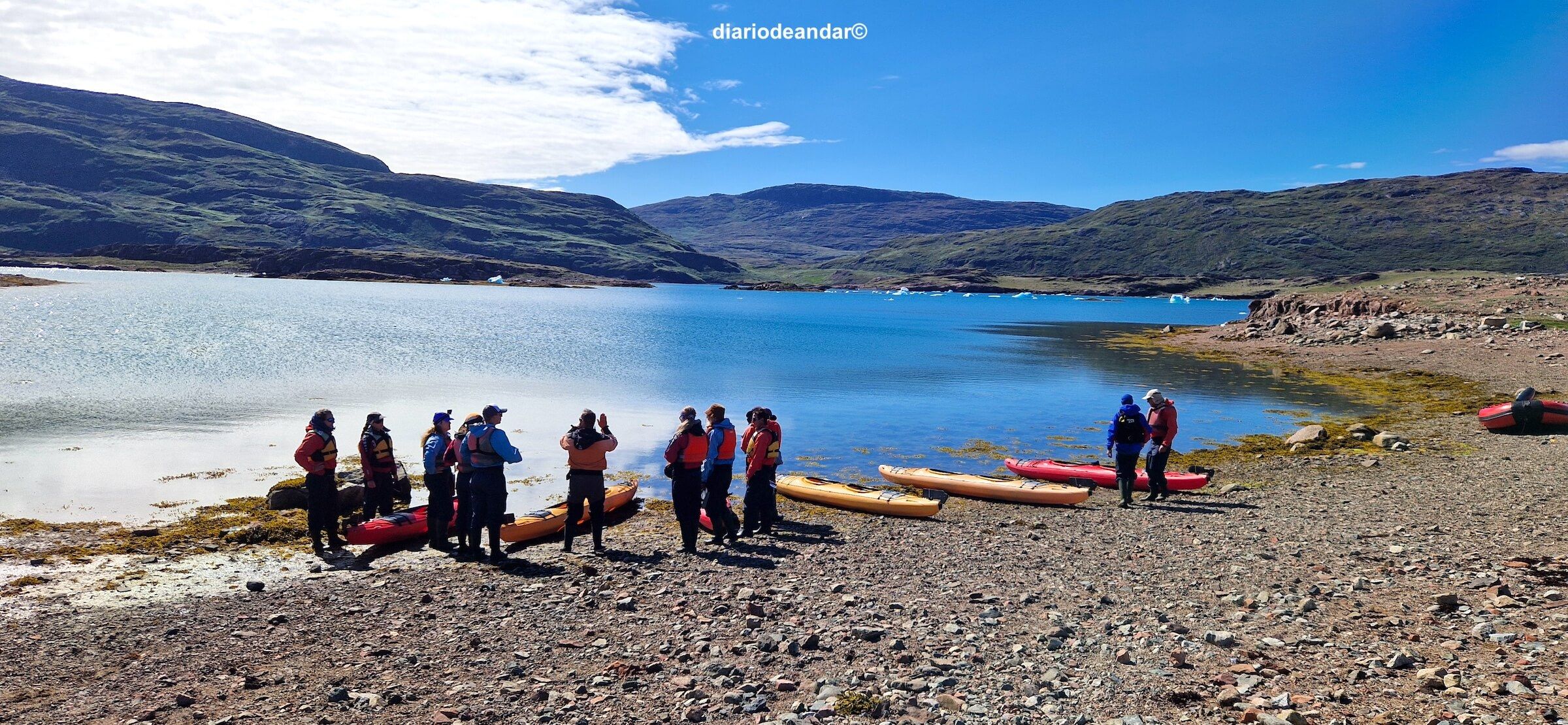 Navegando con kayak entre icebergs