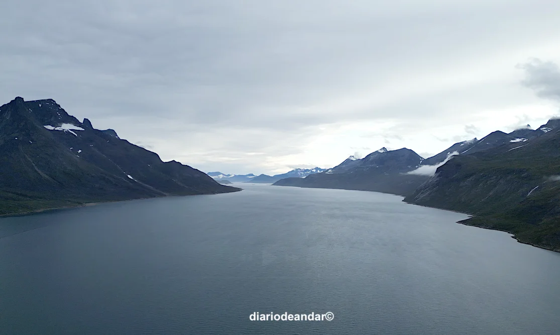 Vistas del fiordo de Tasermiut desde el dron de Mimi