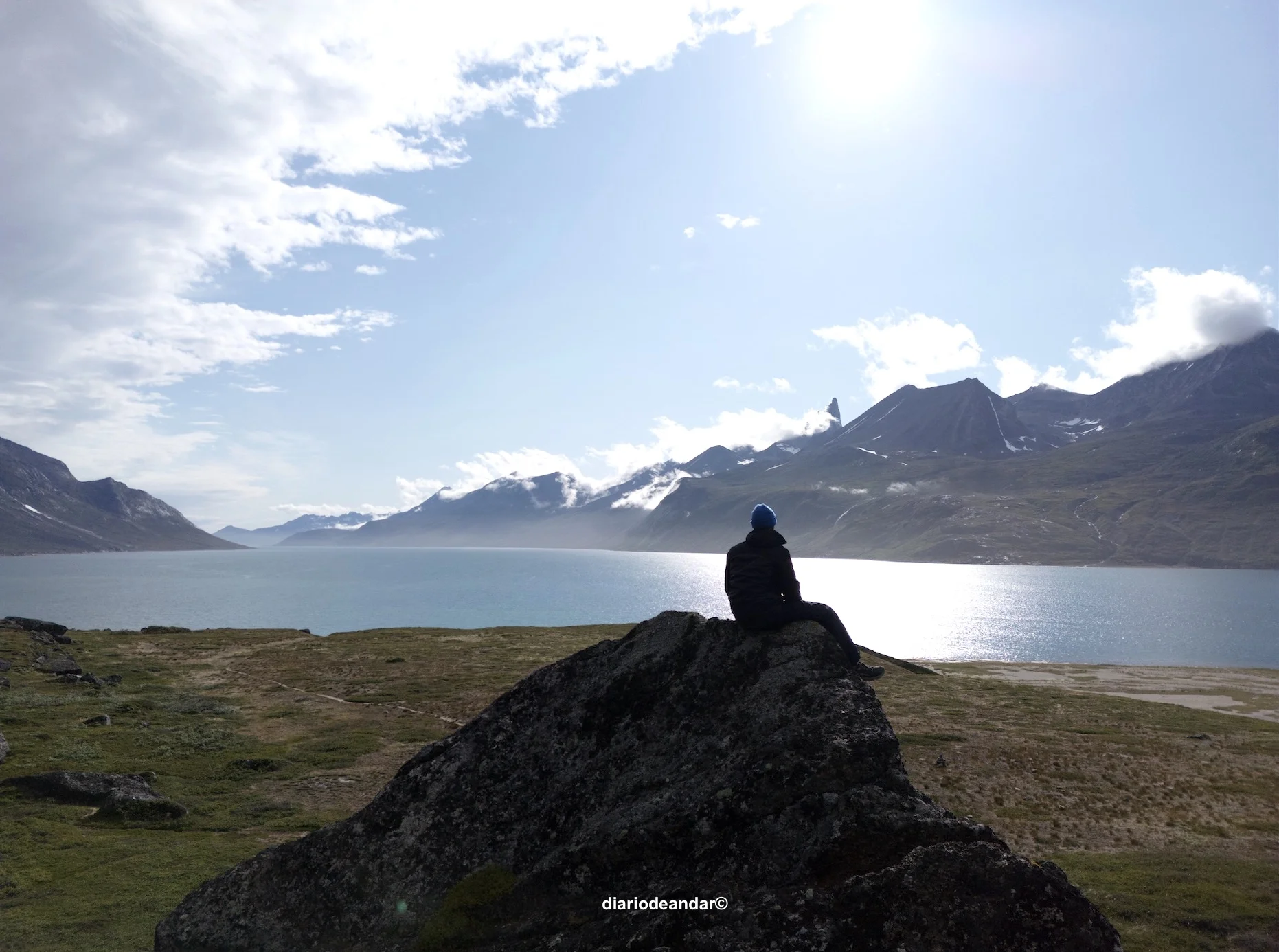 Observando el fiordo de Tasermiut