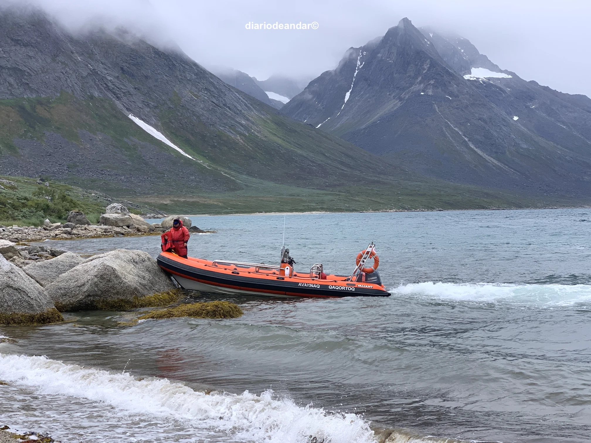 Zodiac en el fiordo de Tasermiut.